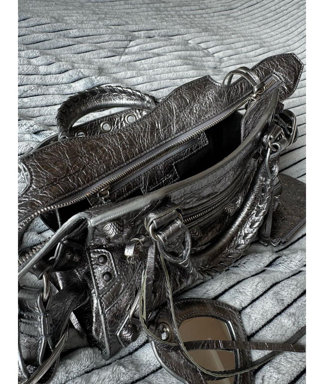 BALENCIAGA Серебряная кожаная сумка с короткими ручками, фото 4