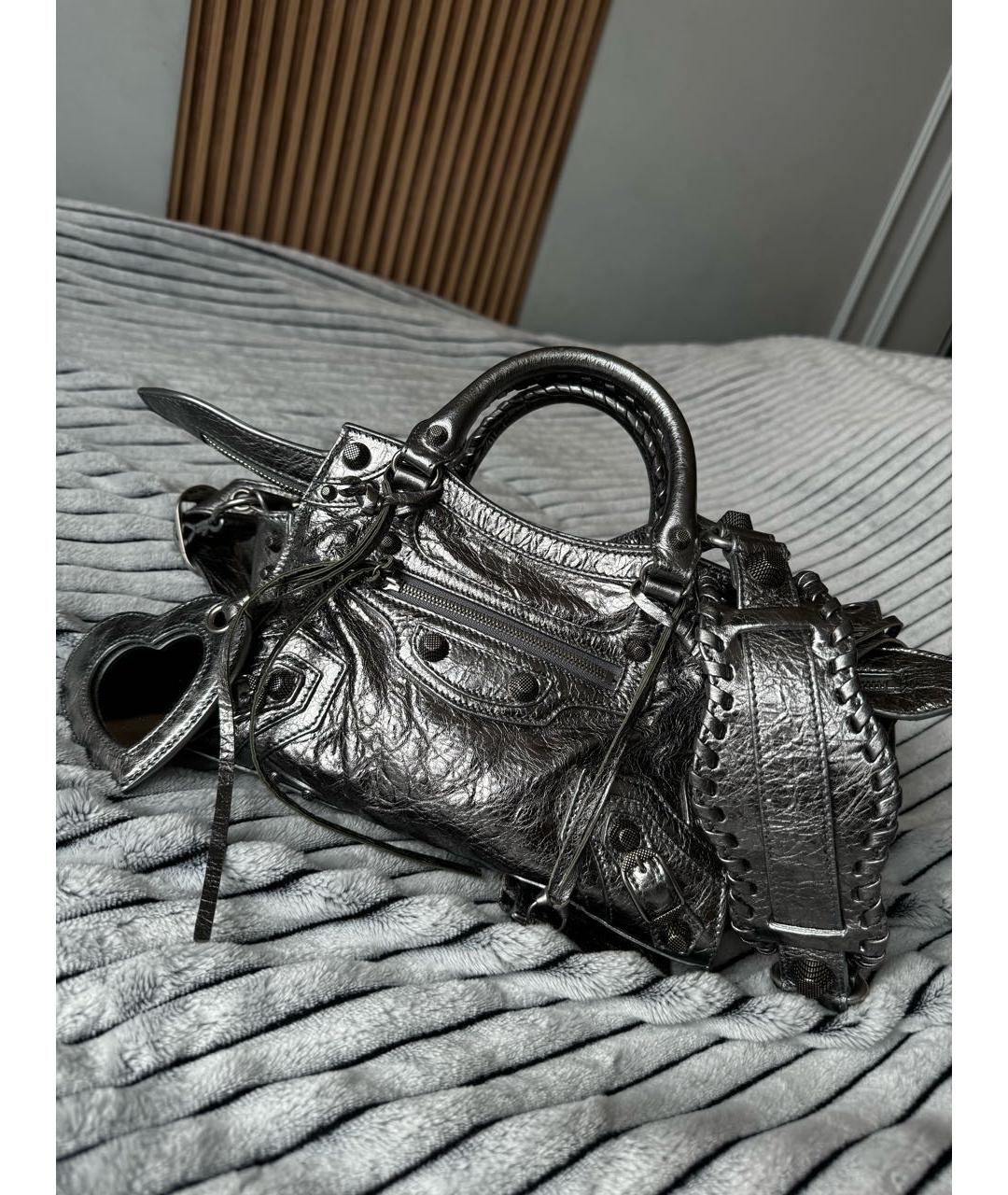 BALENCIAGA Серебряная кожаная сумка с короткими ручками, фото 2