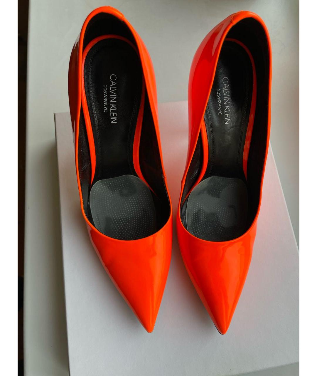 CALVIN KLEIN 205W39NYC Оранжевое туфли из лакированной кожи, фото 2