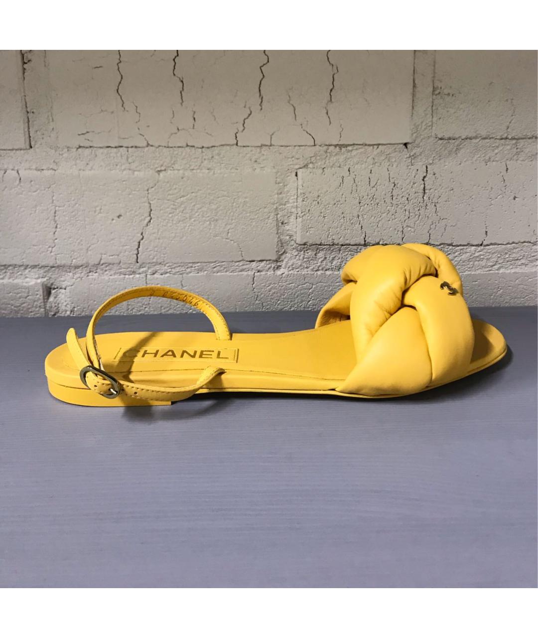 CHANEL PRE-OWNED Желтые кожаные сандалии, фото 5