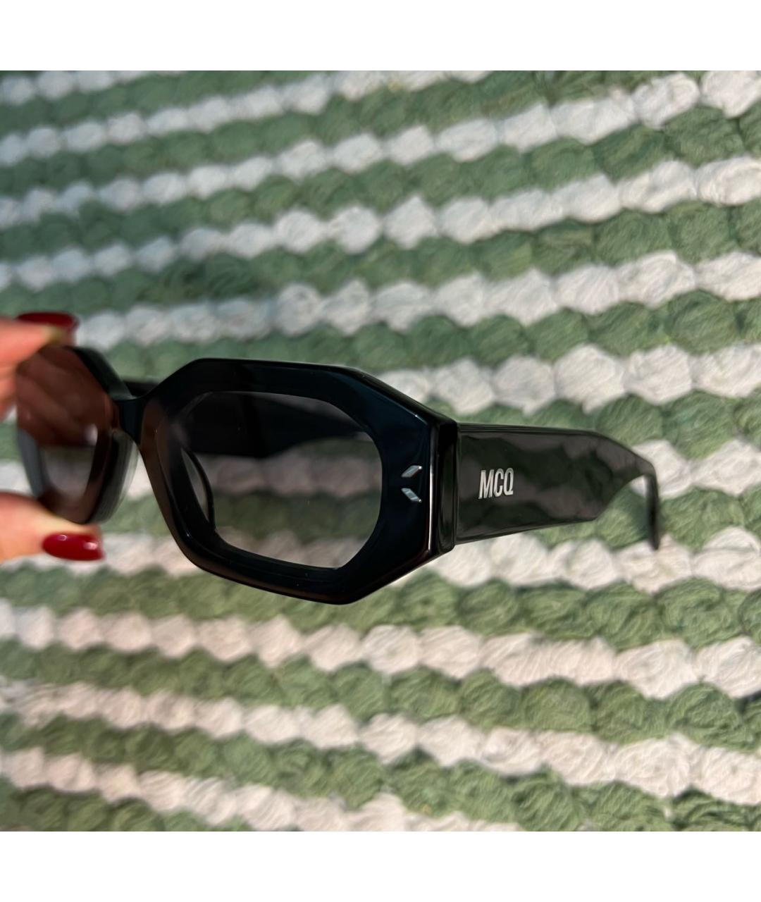 ALEXANDER MCQUEEN Черные пластиковые солнцезащитные очки, фото 3