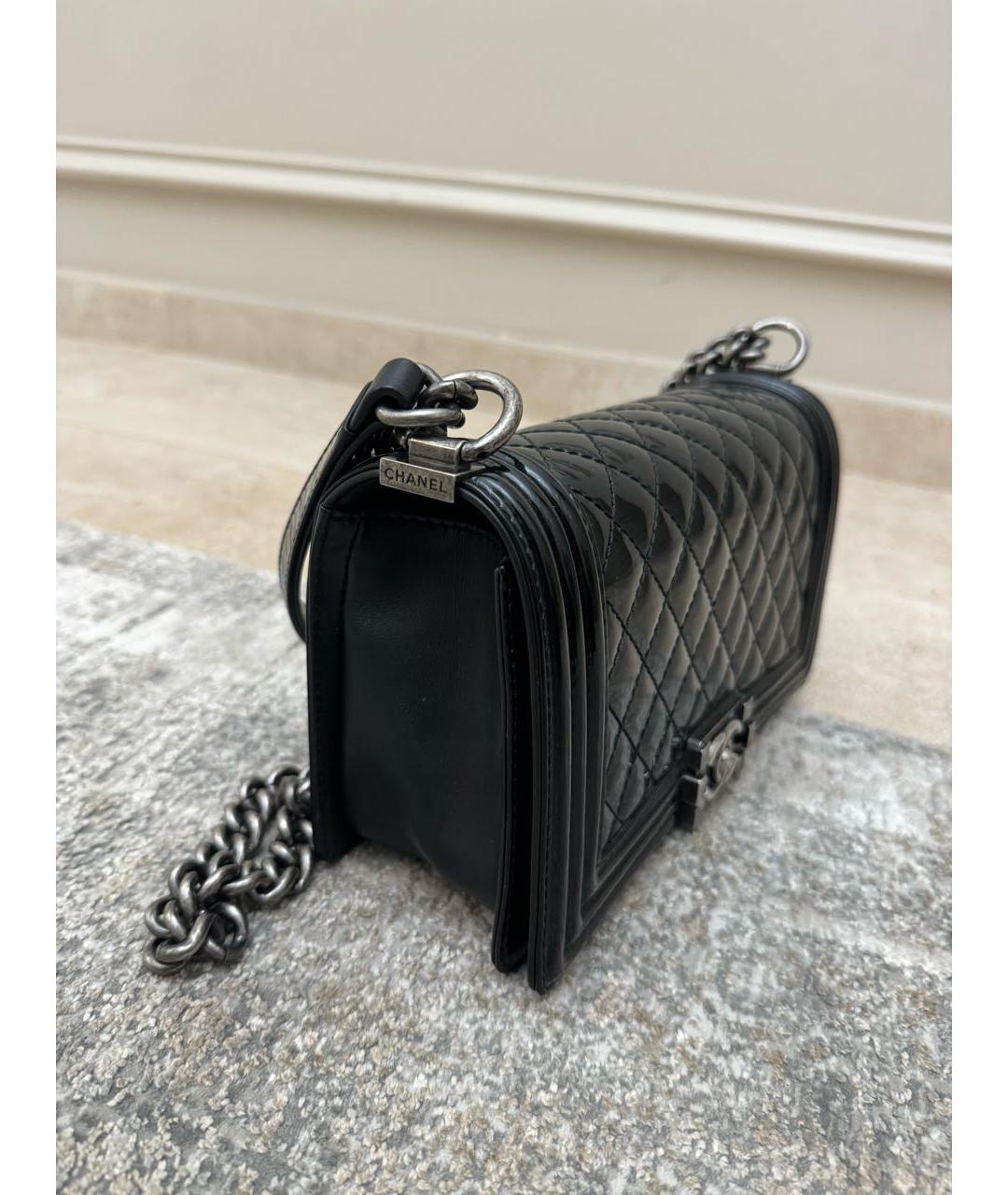 CHANEL PRE-OWNED Черная сумка через плечо из лакированной кожи, фото 2