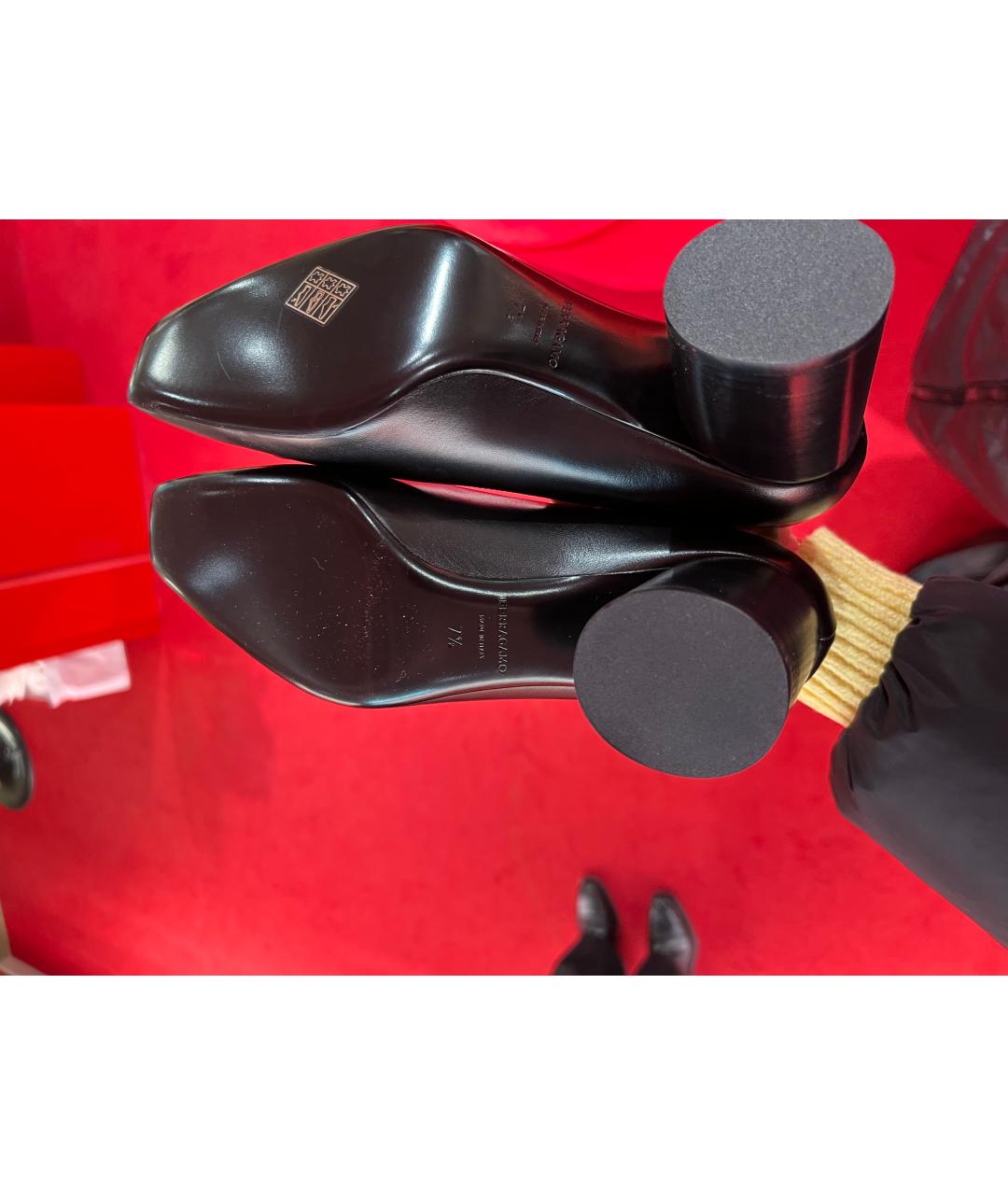 SALVATORE FERRAGAMO Черные кожаные лодочки на низком каблуке, фото 5