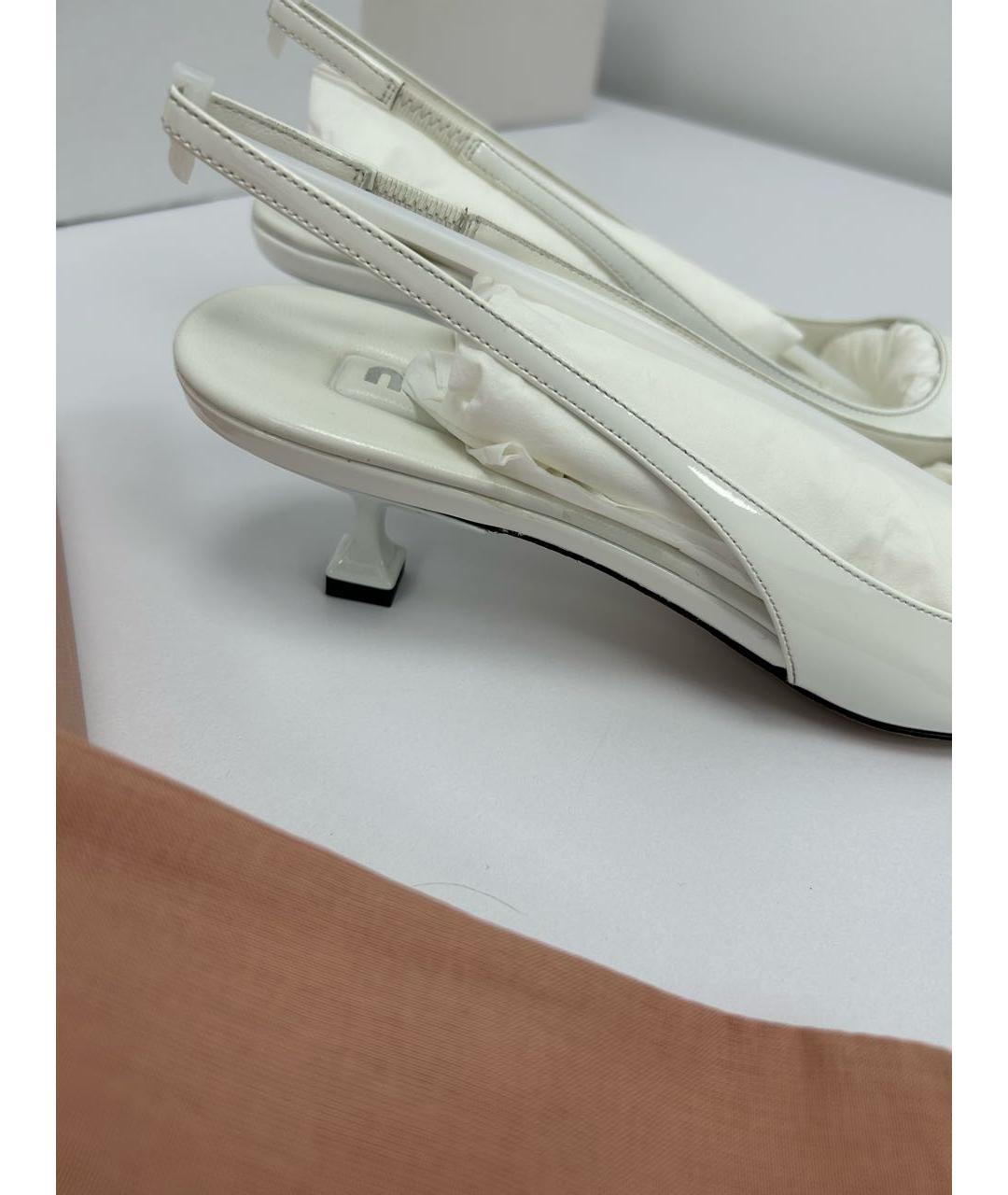 MIU MIU Белые лодочки на низком каблуке из лакированной кожи, фото 4