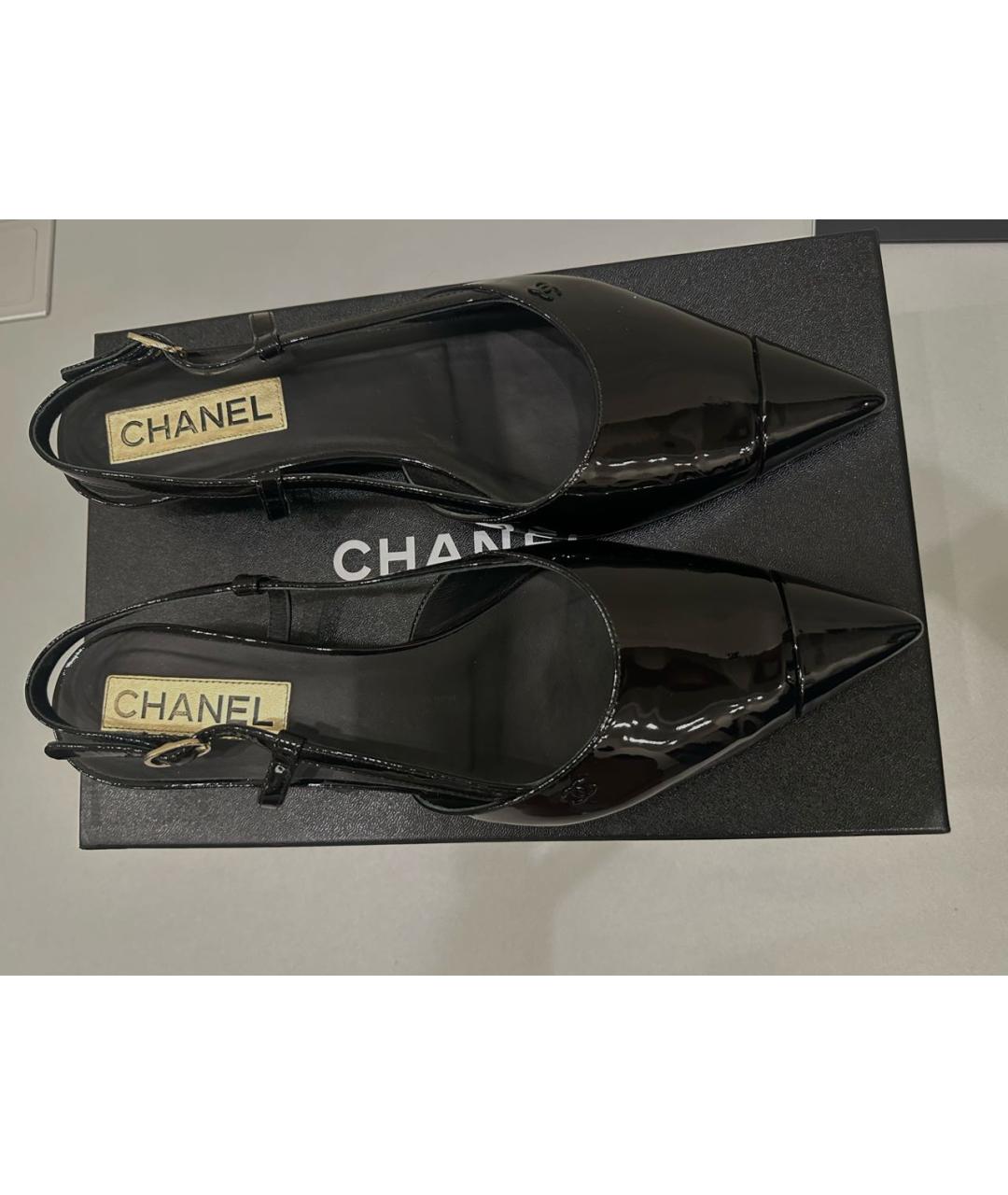 CHANEL PRE-OWNED Черные лодочки на низком каблуке из лакированной кожи, фото 2