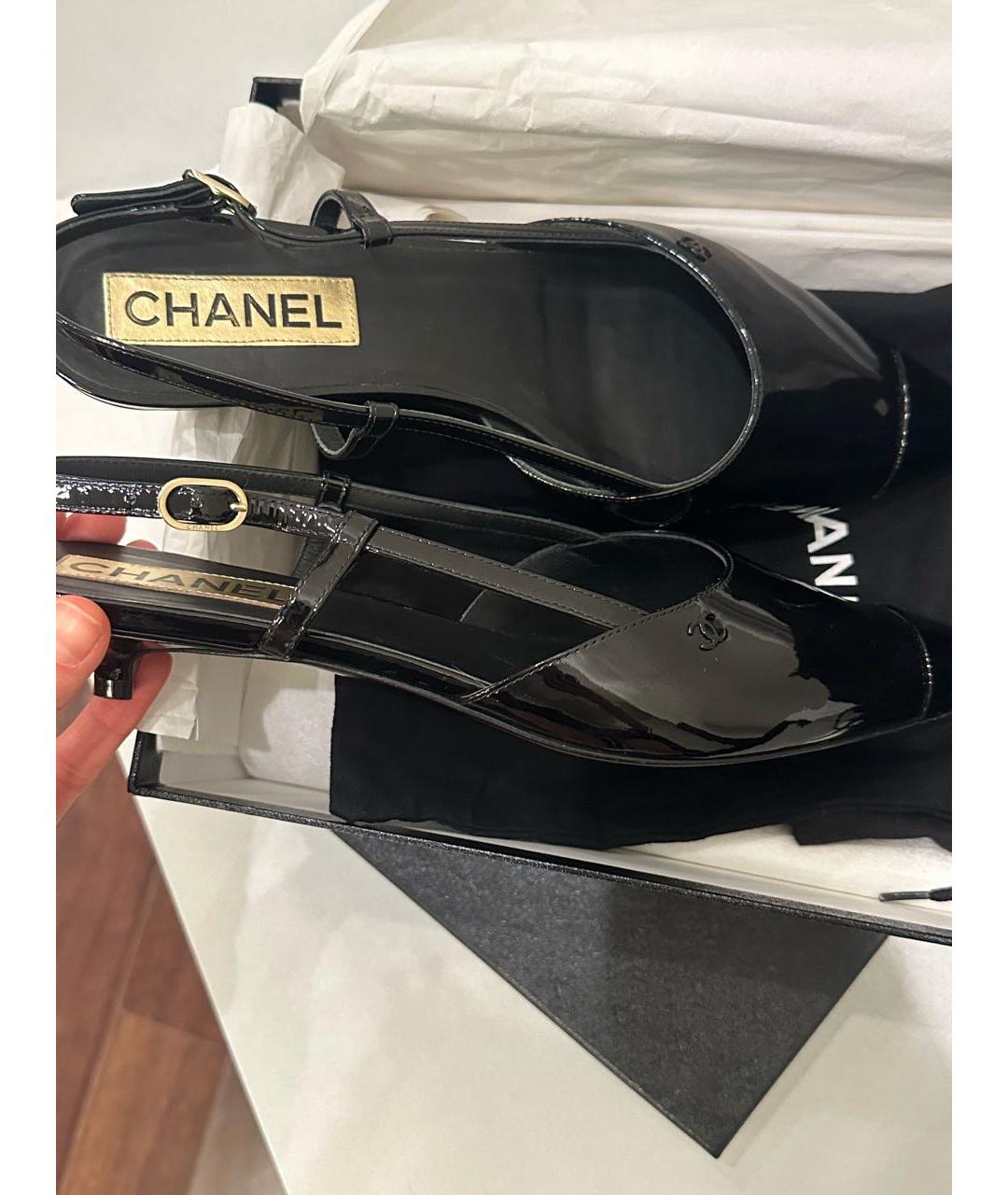 CHANEL PRE-OWNED Черные лодочки на низком каблуке из лакированной кожи, фото 6