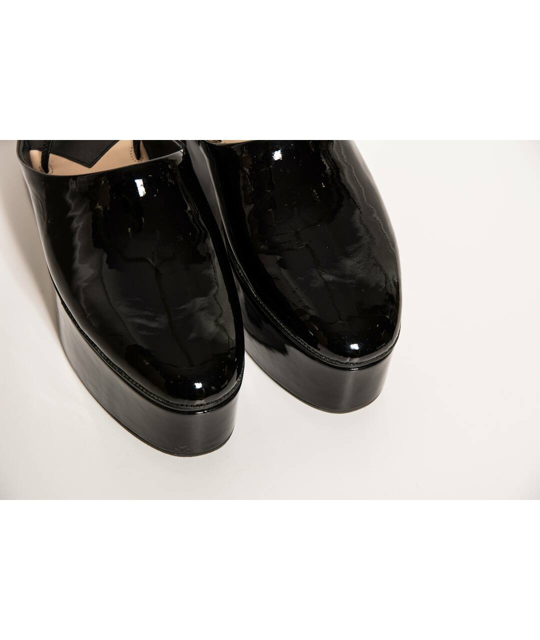 FENDI Черные сандалии из лакированной кожи, фото 4