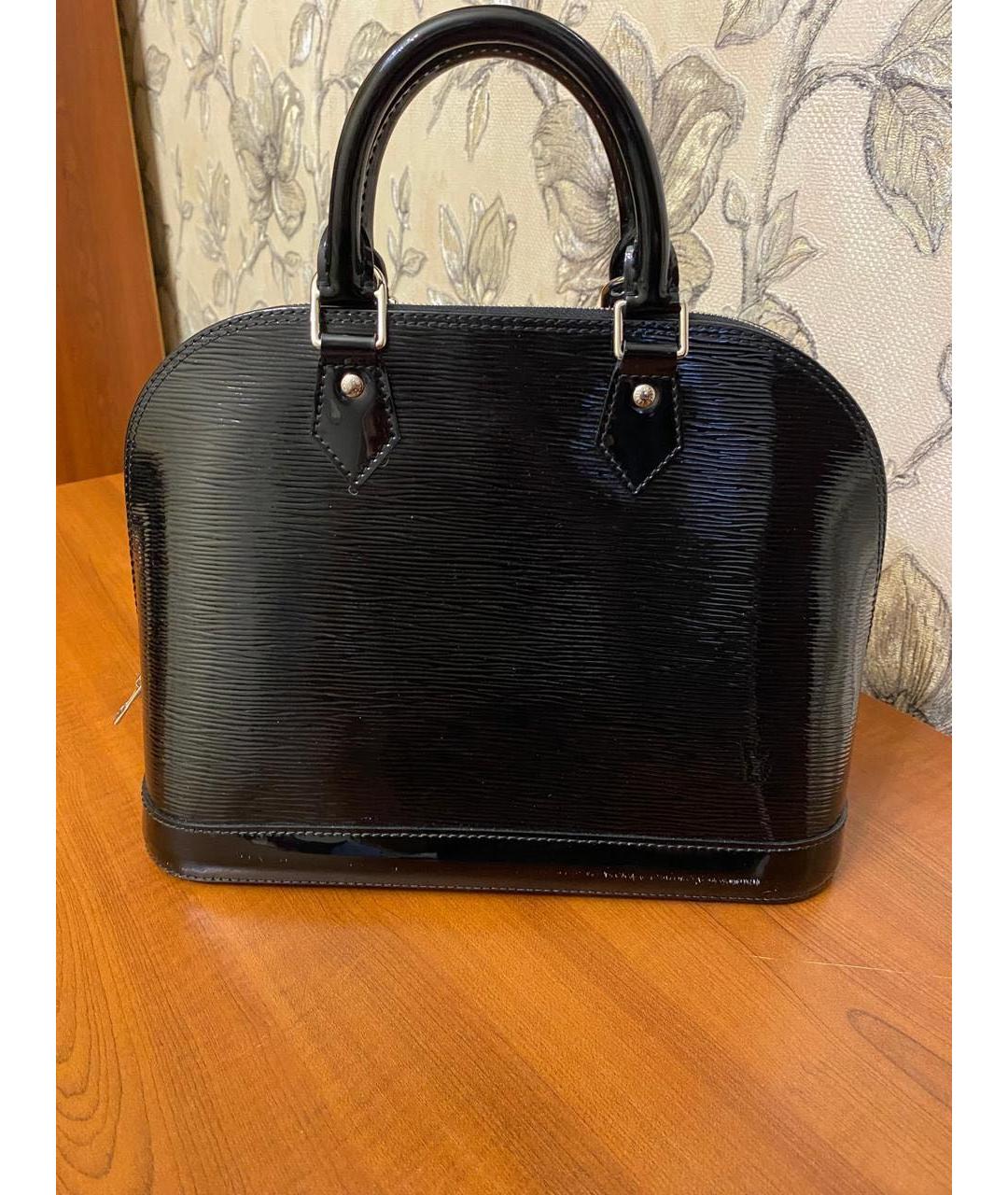 LOUIS VUITTON PRE-OWNED Черная сумка с короткими ручками из лакированной кожи, фото 5