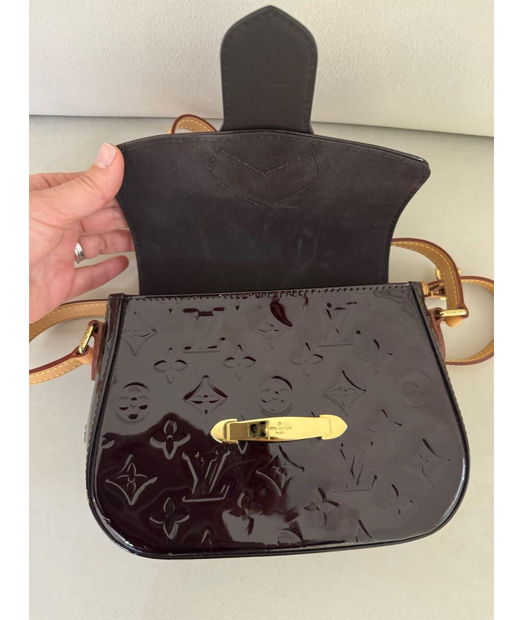 LOUIS VUITTON PRE-OWNED Бордовая сумка через плечо из лакированной кожи, фото 4