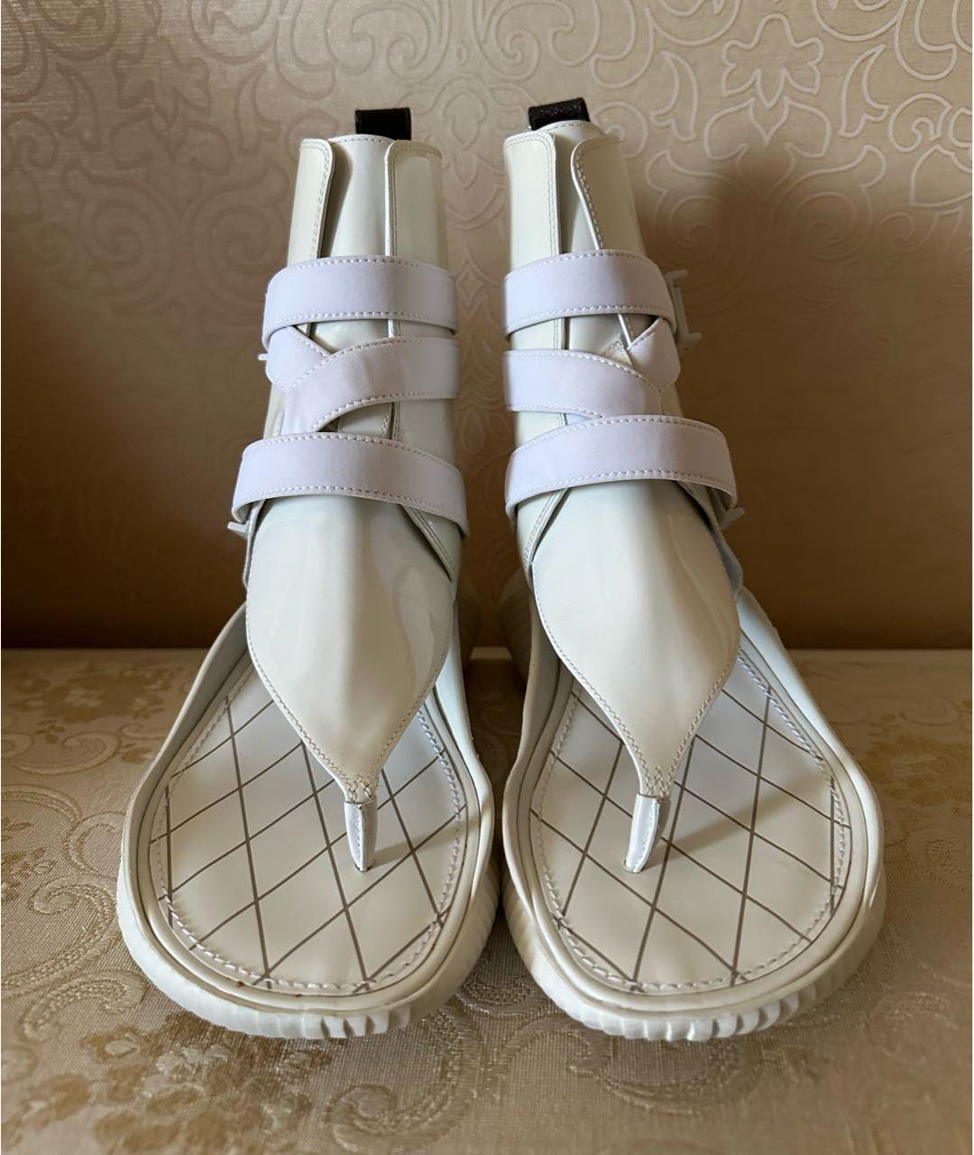 LOUIS VUITTON PRE-OWNED Белые сандалии из лакированной кожи, фото 2