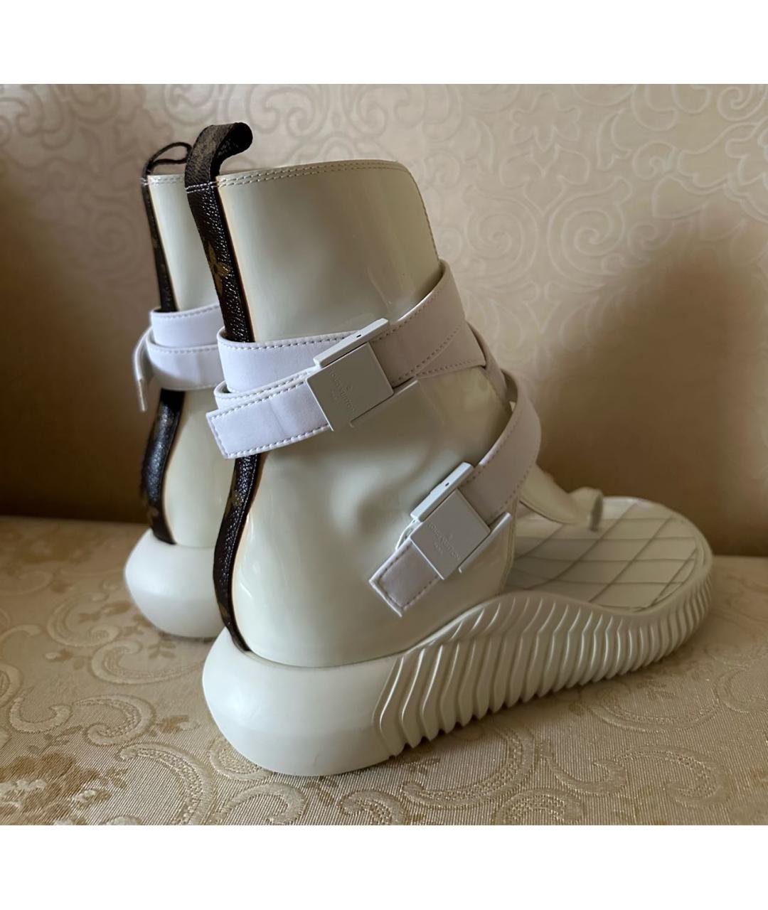 LOUIS VUITTON PRE-OWNED Белые сандалии из лакированной кожи, фото 6