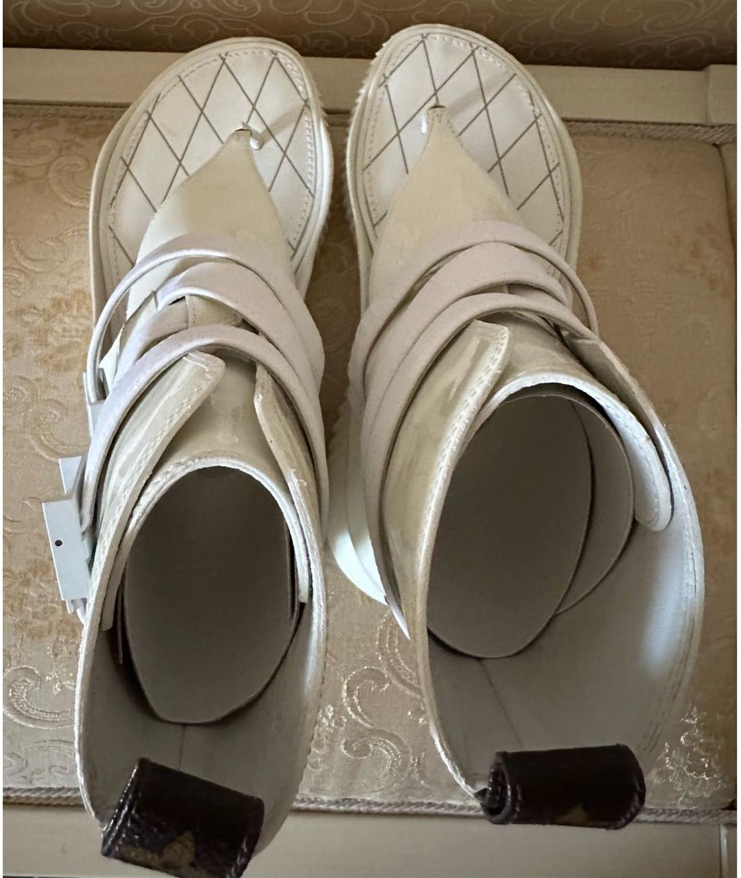 LOUIS VUITTON PRE-OWNED Белые сандалии из лакированной кожи, фото 3