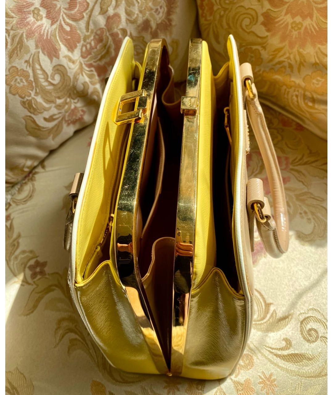 PRADA Бежевая сумка с короткими ручками из лакированной кожи, фото 4