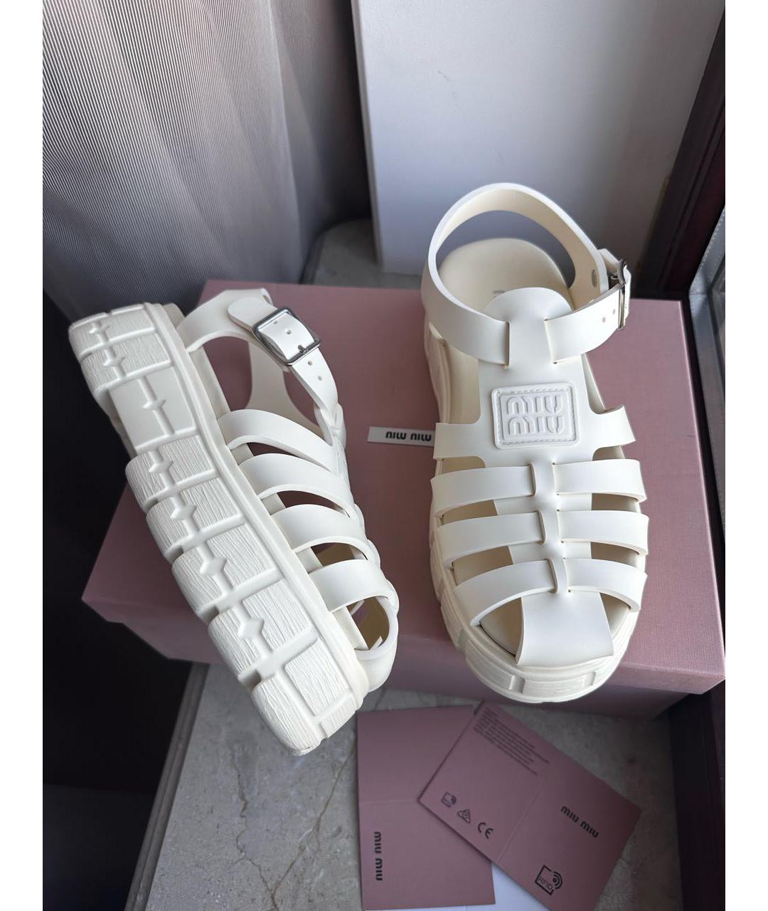 MIU MIU Белые резиновые сандалии, фото 2
