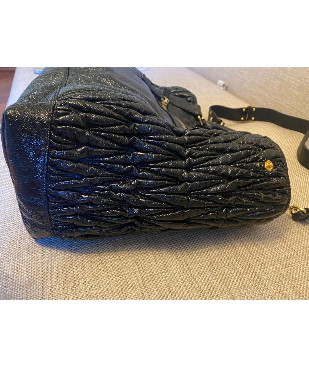 MIU MIU Черная сумка с короткими ручками из лакированной кожи, фото 4