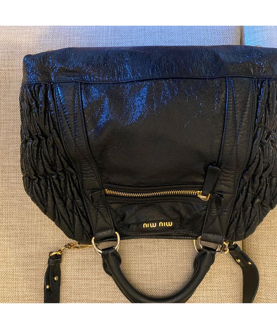 MIU MIU Черная сумка с короткими ручками из лакированной кожи, фото 5