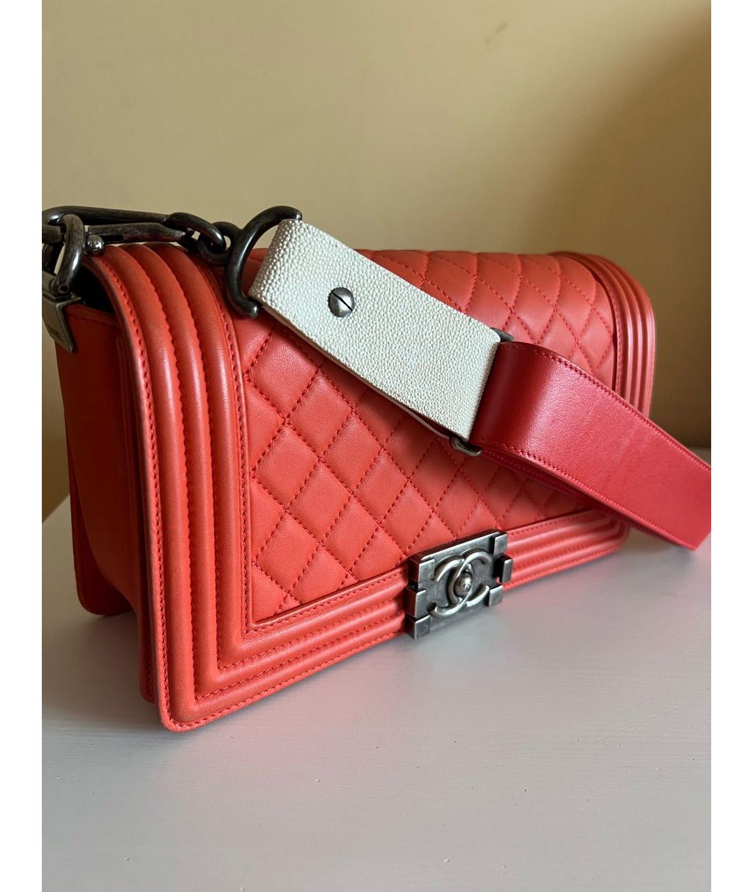 CHANEL PRE-OWNED Коралловая кожаная сумка через плечо, фото 2