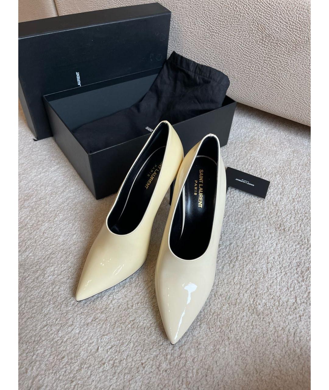 SAINT LAURENT Бежевые туфли из лакированной кожи, фото 2