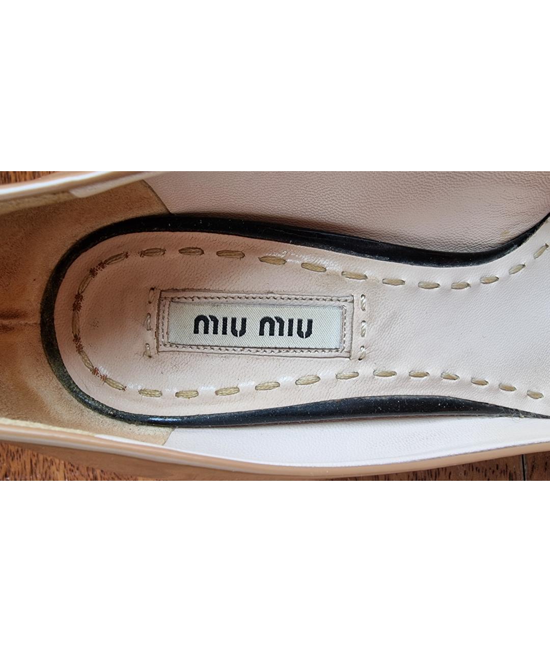 MIU MIU Бежевые туфли из лакированной кожи, фото 6