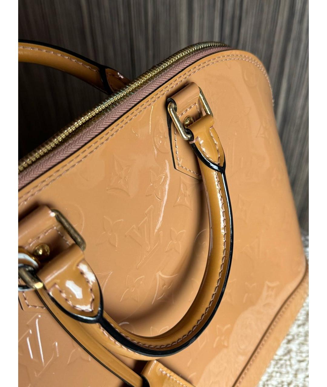 LOUIS VUITTON PRE-OWNED Бежевая сумка через плечо из лакированной кожи, фото 6