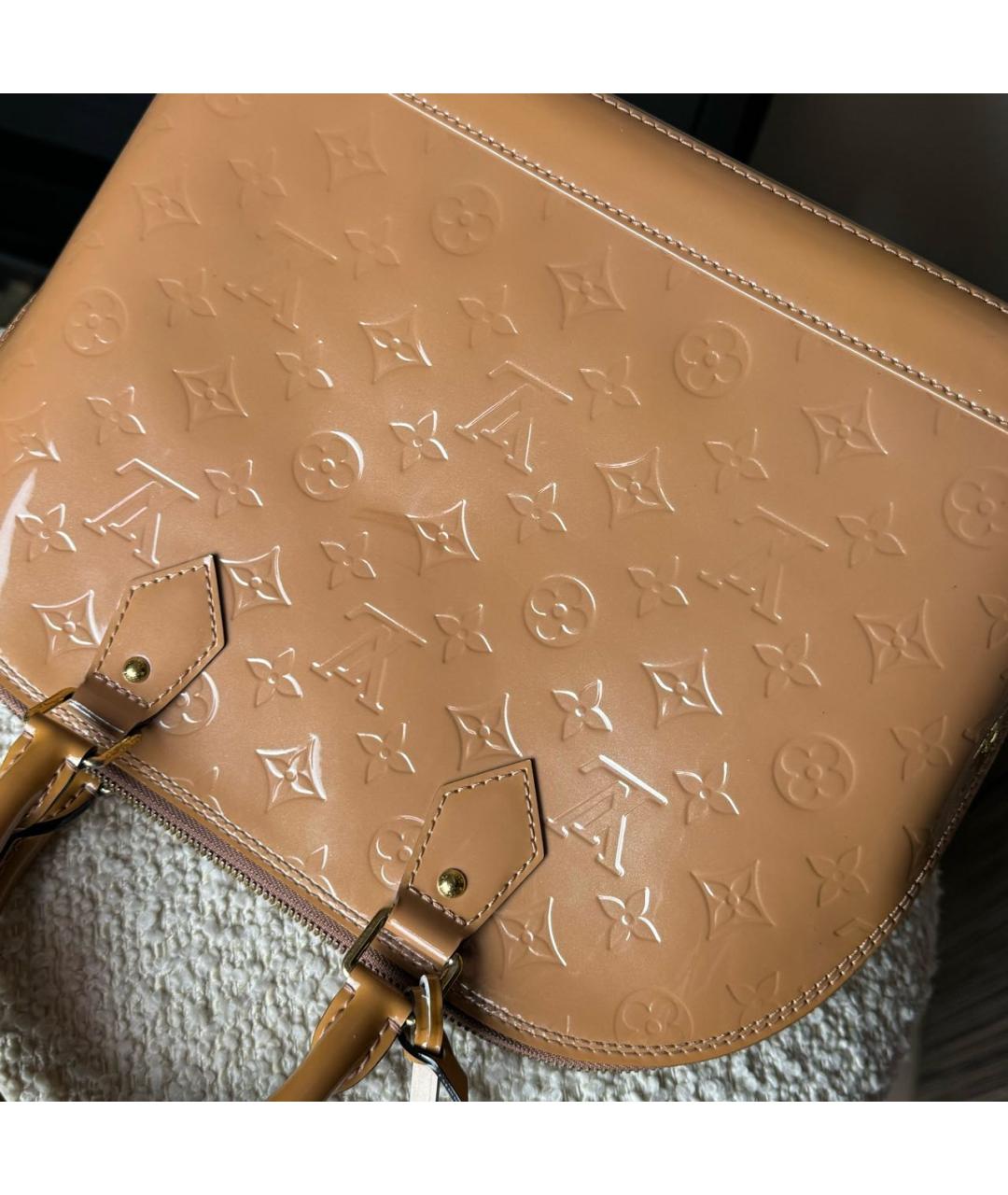 LOUIS VUITTON PRE-OWNED Бежевая сумка через плечо из лакированной кожи, фото 4