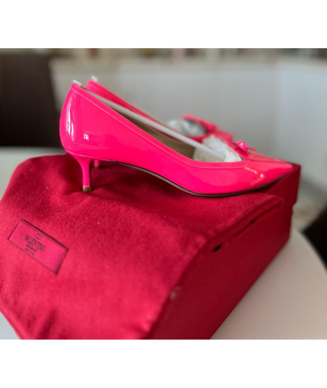 VALENTINO Розовые лодочки на низком каблуке из лакированной кожи, фото 5