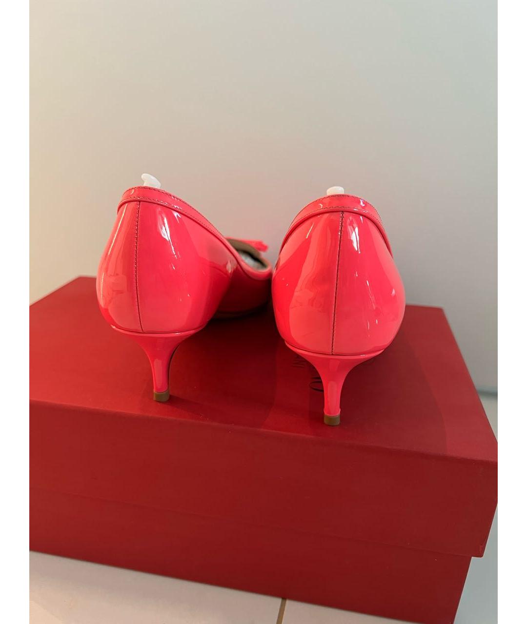VALENTINO Розовые лодочки на низком каблуке из лакированной кожи, фото 4