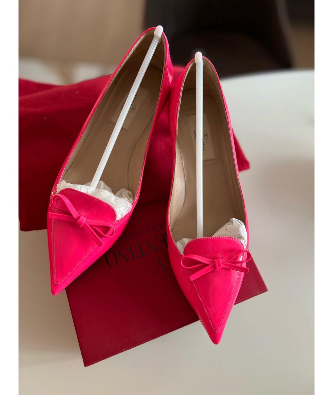 VALENTINO Розовые лодочки на низком каблуке из лакированной кожи, фото 2