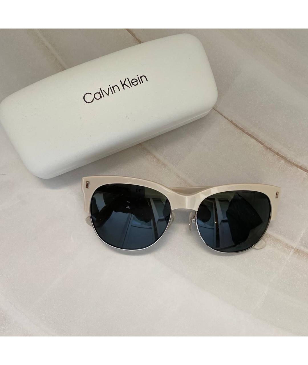 CALVIN KLEIN Бежевые пластиковые солнцезащитные очки, фото 2