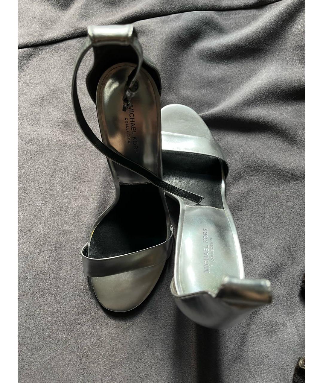 MICHAEL KORS Серебряные кожаные босоножки, фото 3