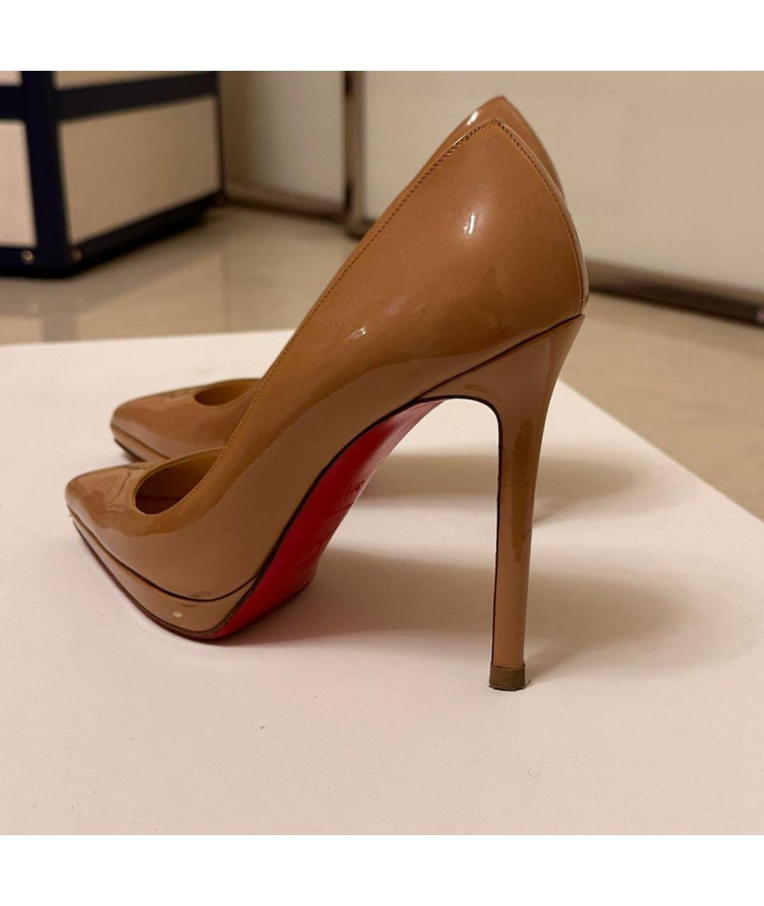 CHRISTIAN LOUBOUTIN Бежевые туфли из лакированной кожи, фото 5