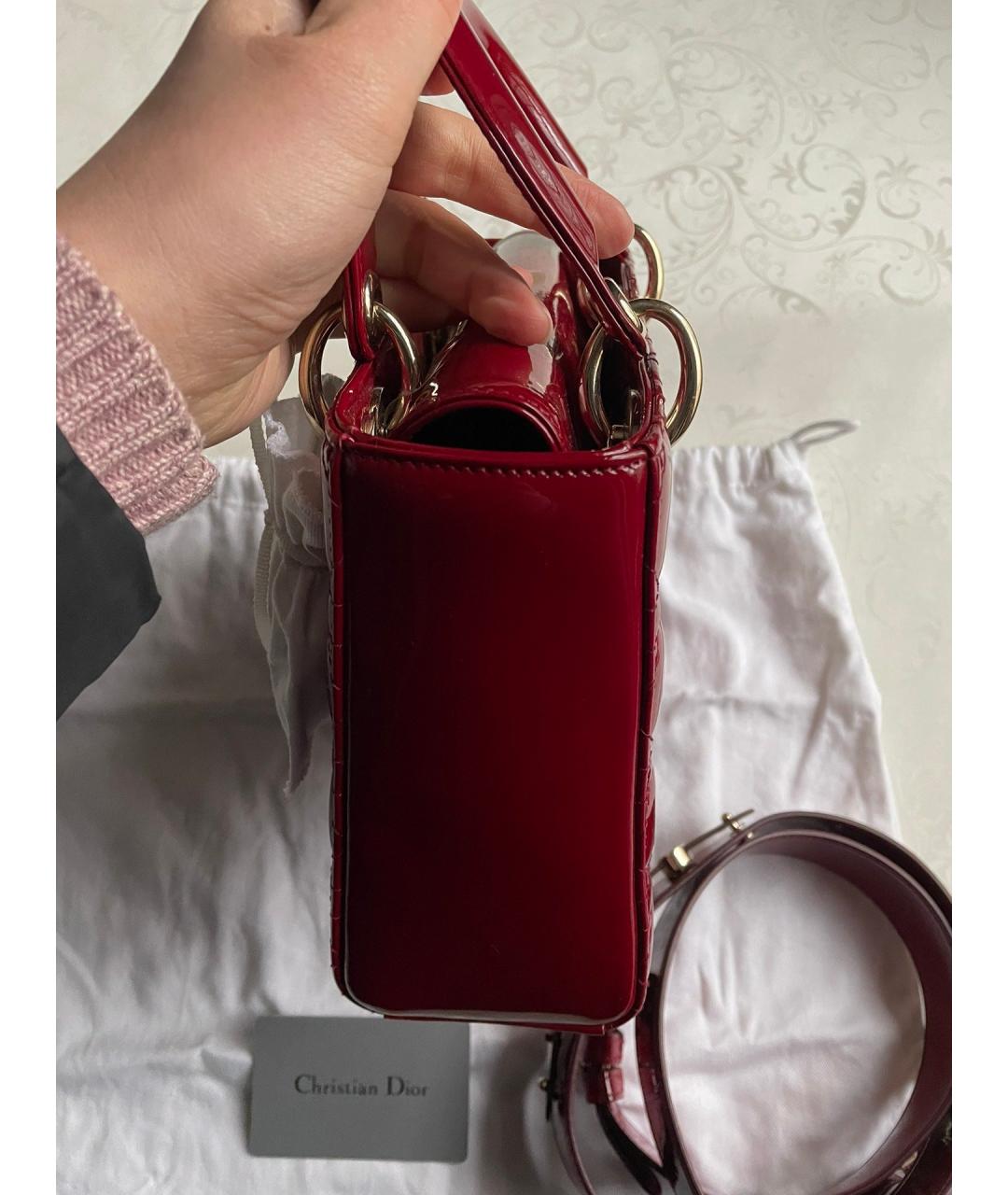 CHRISTIAN DIOR PRE-OWNED Красная сумка с короткими ручками из лакированной кожи, фото 4