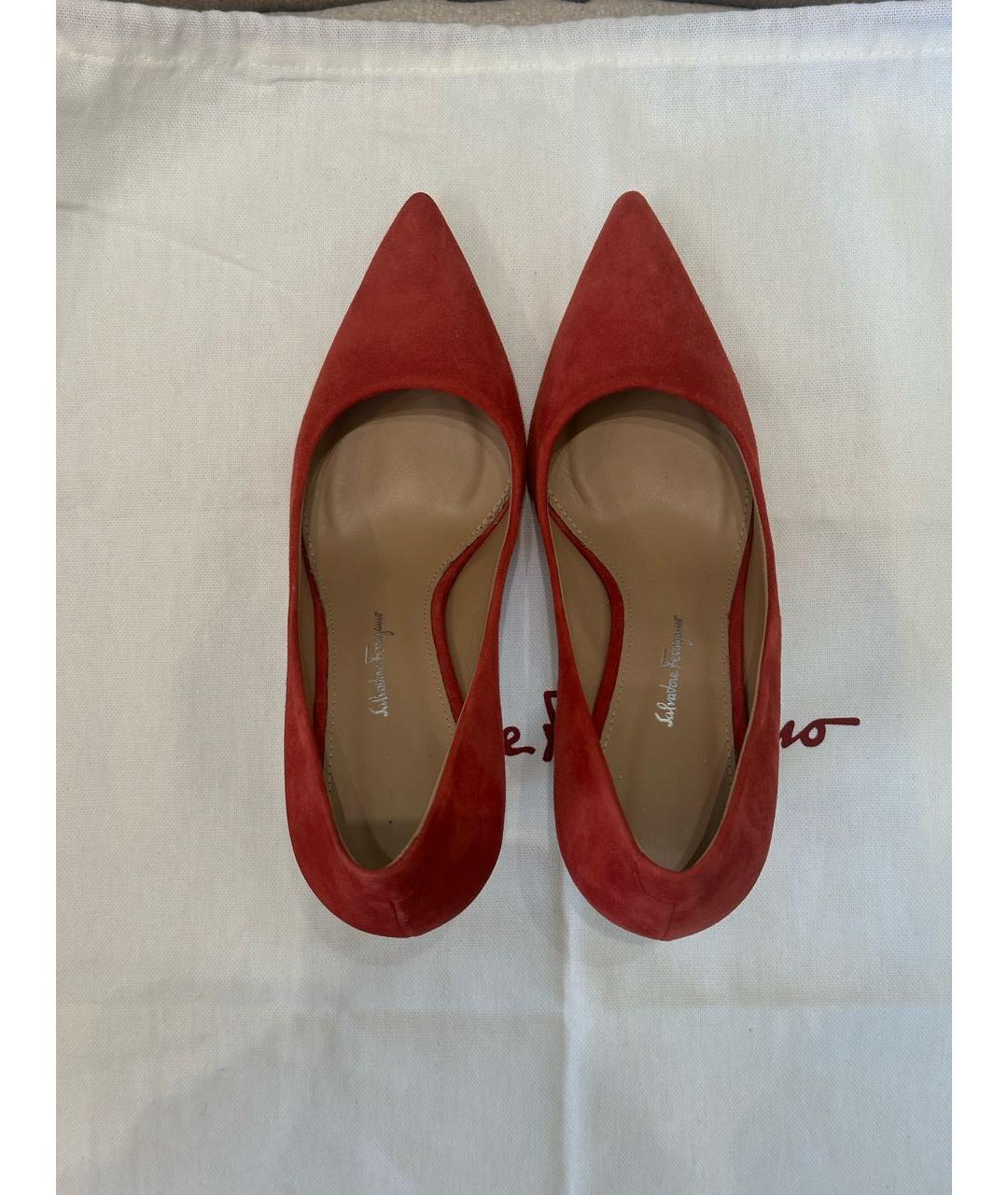 SALVATORE FERRAGAMO Красные замшевые туфли, фото 3