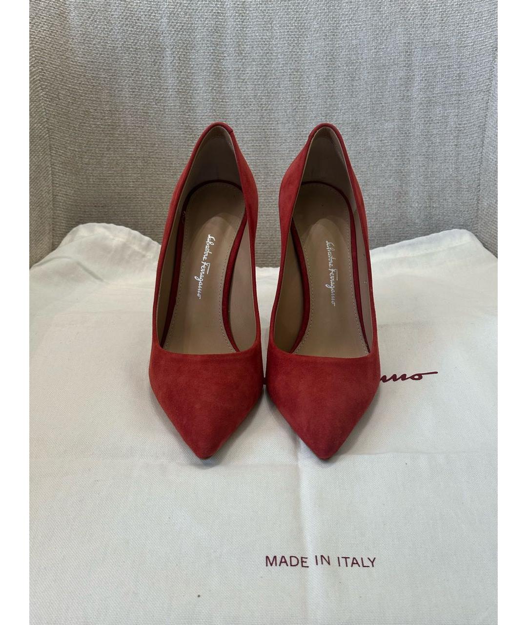 SALVATORE FERRAGAMO Красные замшевые туфли, фото 2