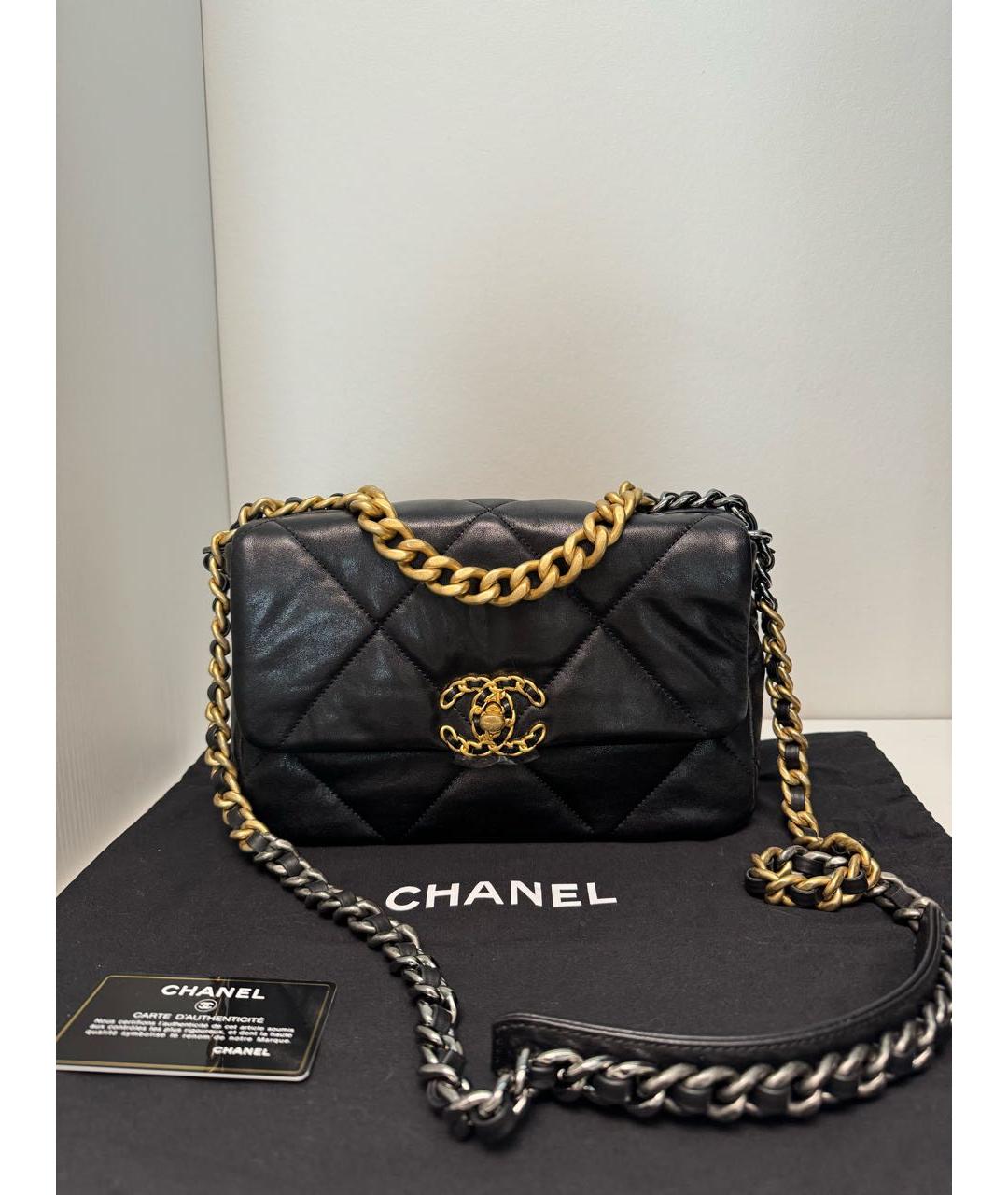 CHANEL PRE-OWNED Черная кожаная сумка через плечо 19 для женщин – купить в  интернет магазине с доставкой