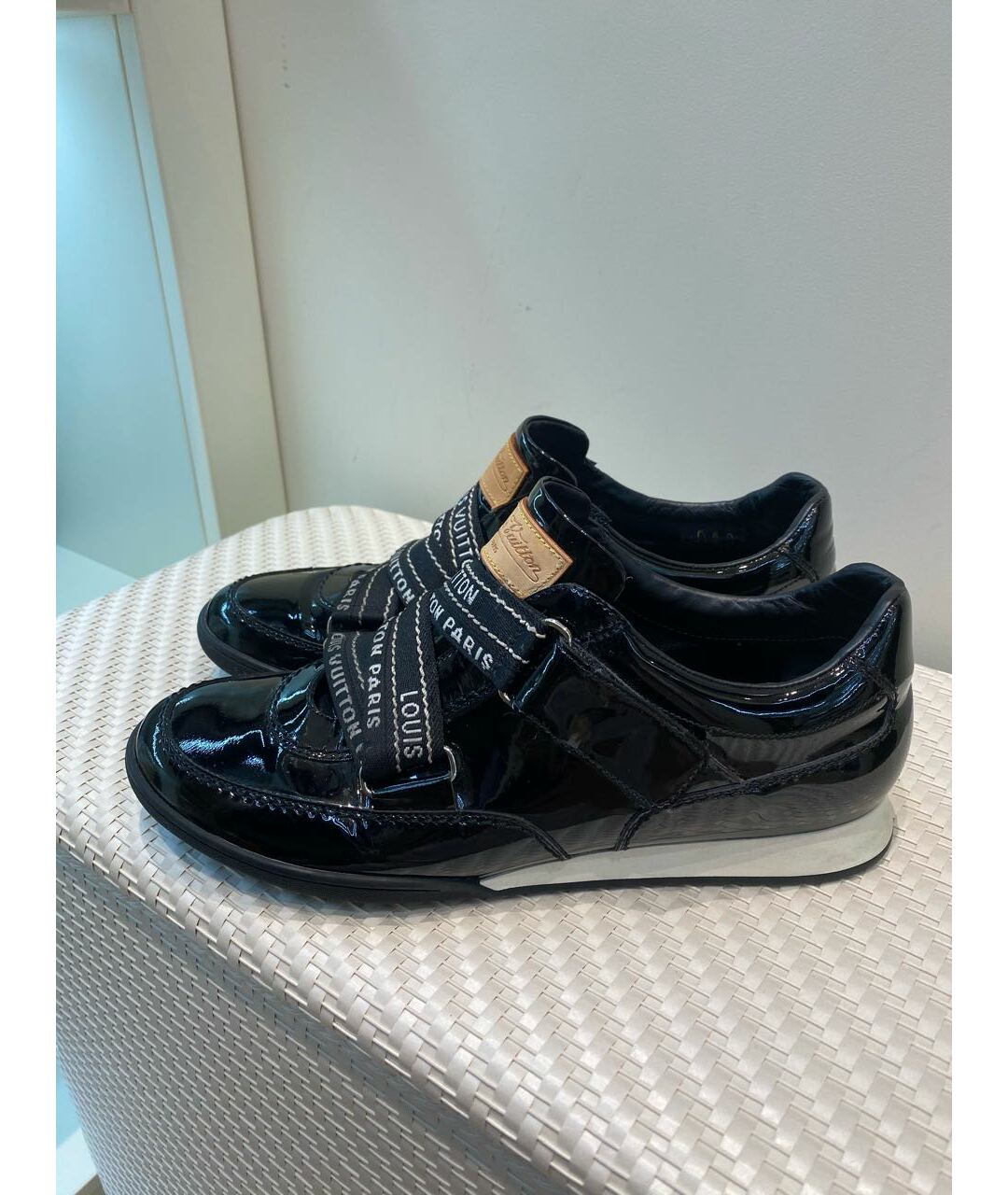 LOUIS VUITTON PRE-OWNED Черные кроссовки из лакированной кожи, фото 7
