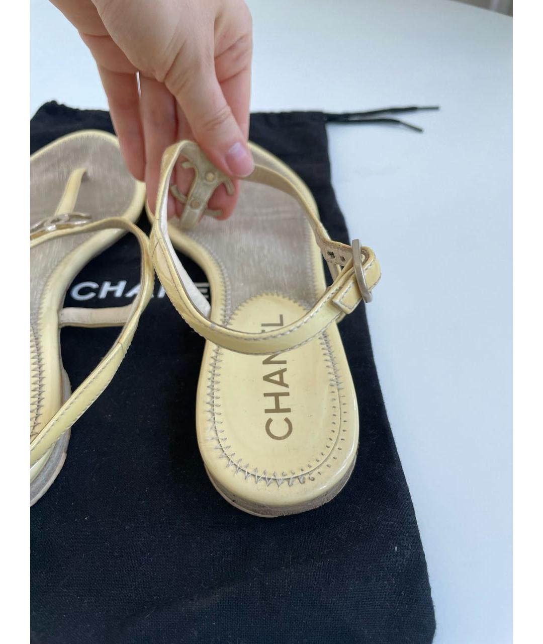 CHANEL Желтые сандалии из лакированной кожи, фото 3