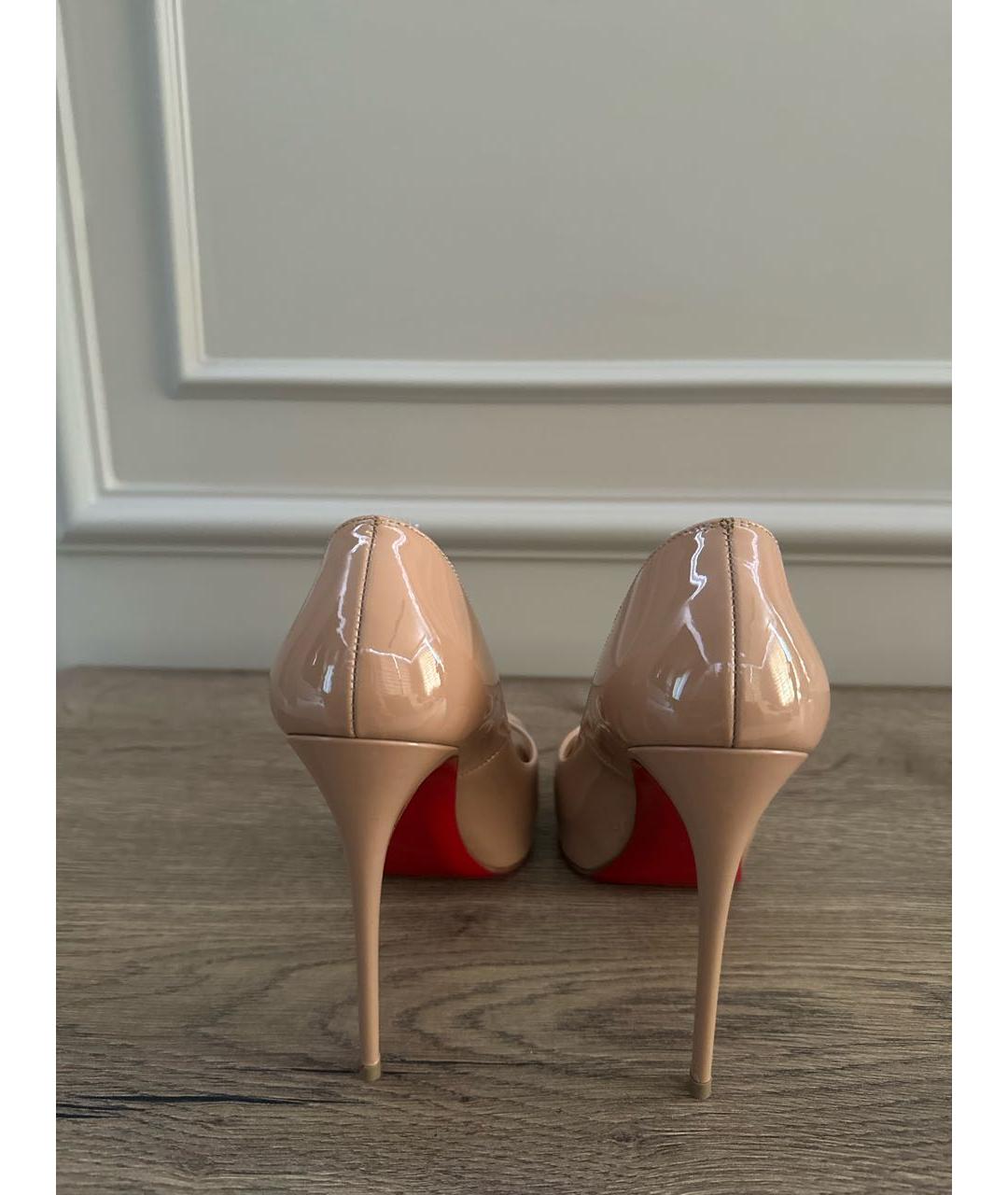 CHRISTIAN LOUBOUTIN Бежевые туфли из лакированной кожи, фото 3