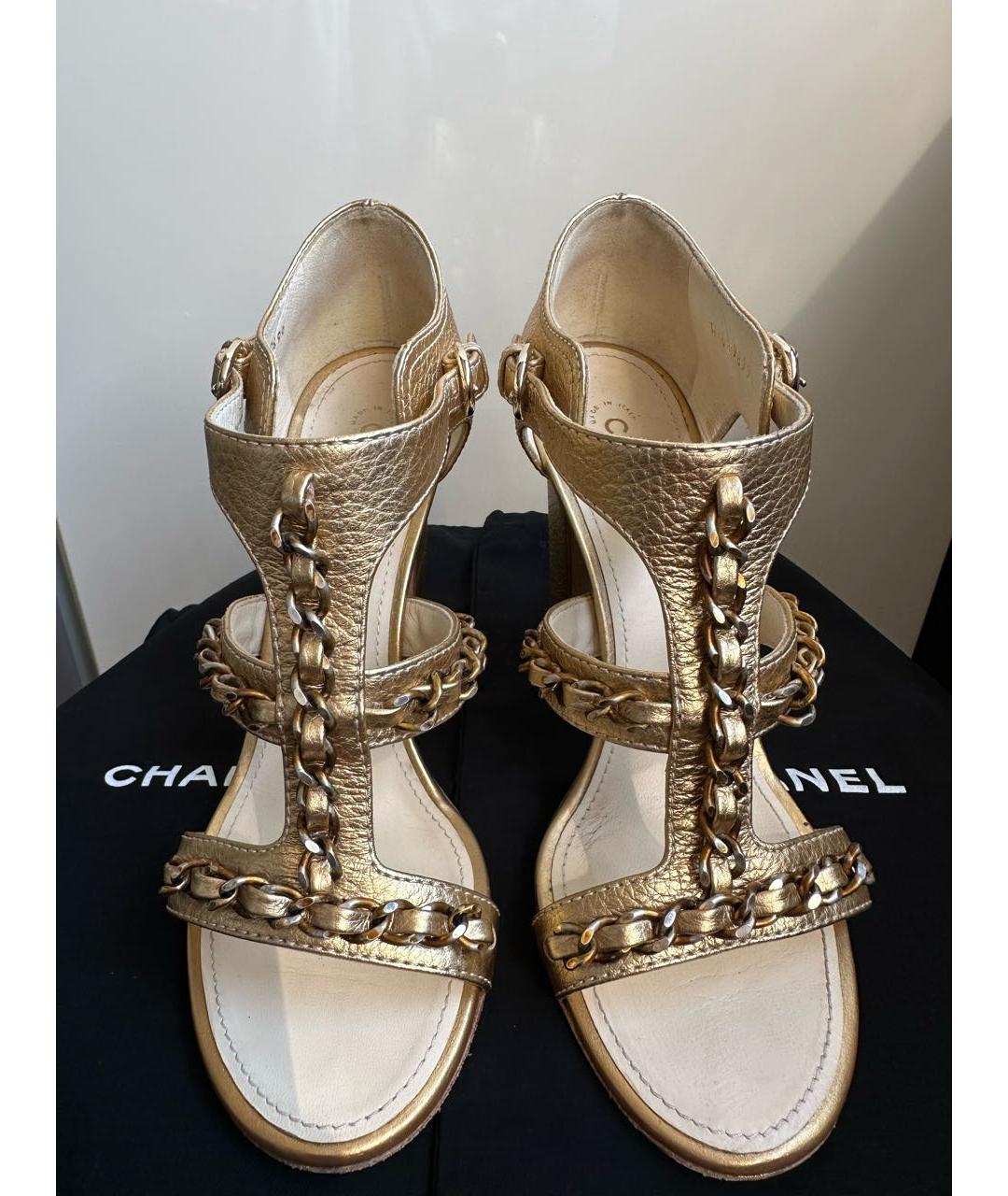 CHANEL PRE-OWNED Золотые кожаные босоножки, фото 2