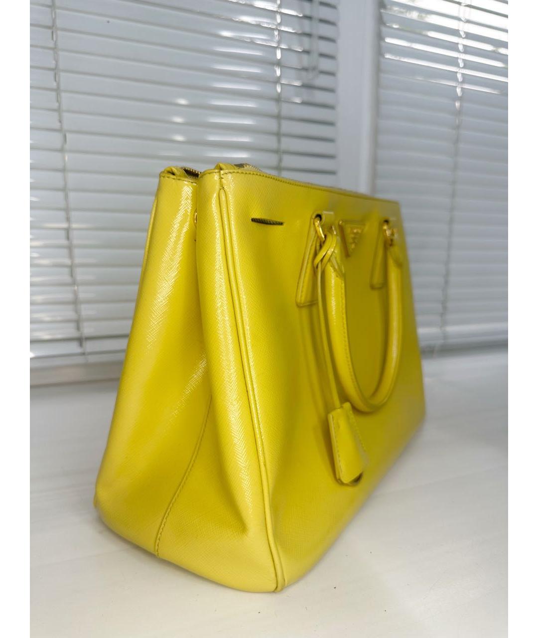 PRADA Желтая сумка с короткими ручками из лакированной кожи, фото 2