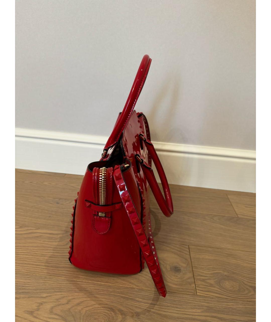 VALENTINO Красная сумка с короткими ручками из лакированной кожи, фото 5