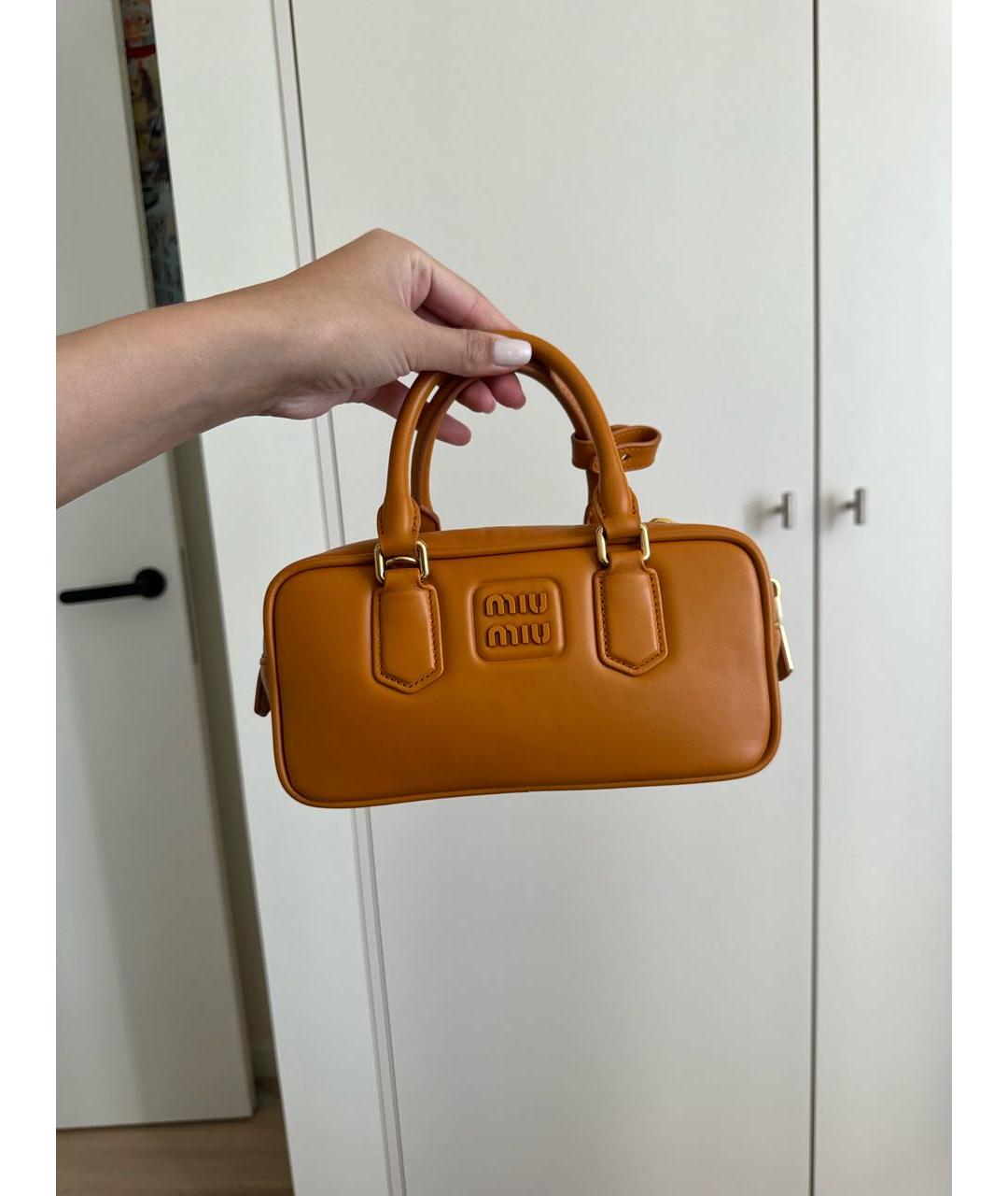 MIU MIU Оранжевая кожаная сумка с короткими ручками, фото 6