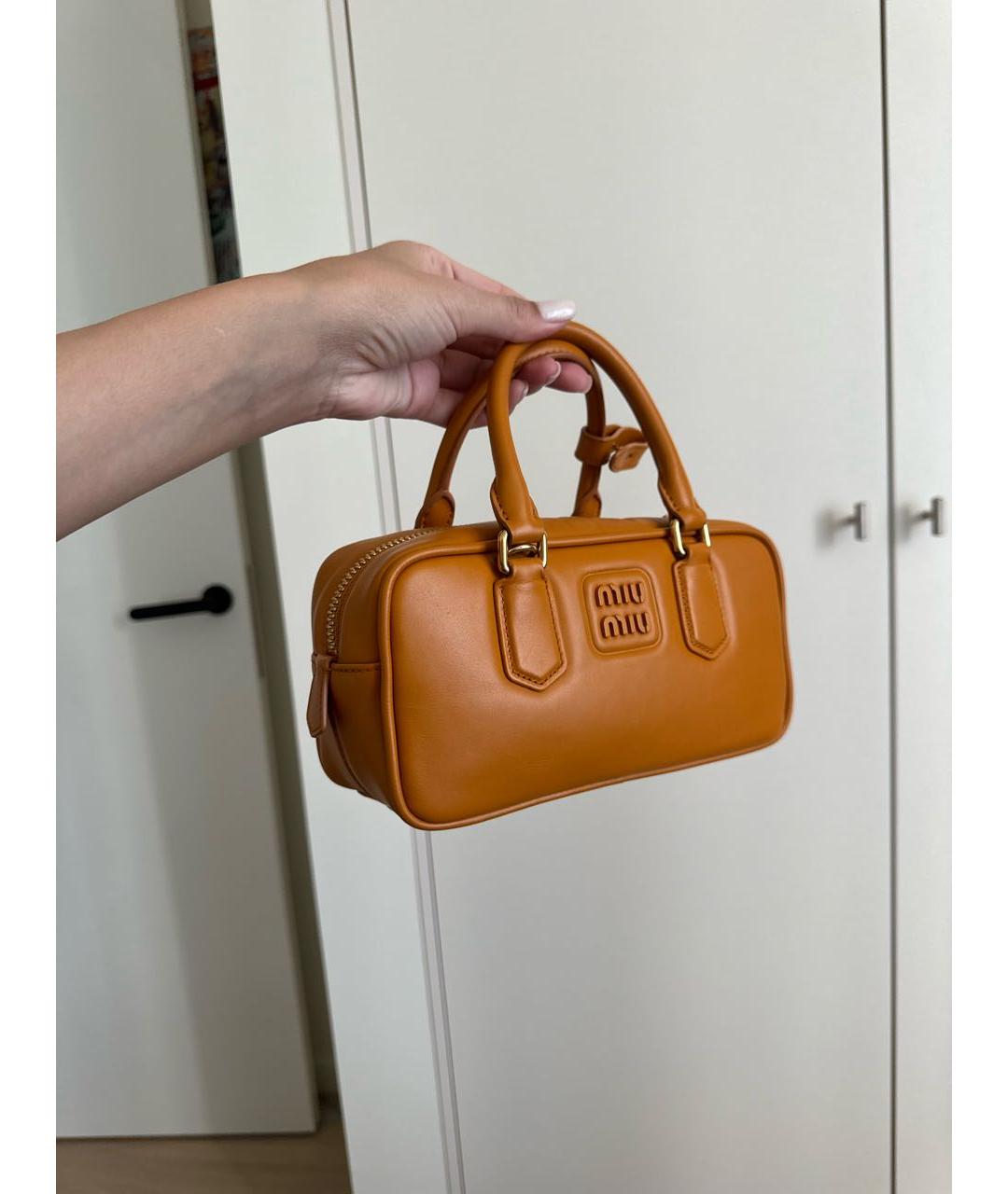 MIU MIU Оранжевая кожаная сумка с короткими ручками, фото 2