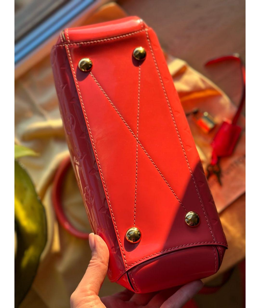LOUIS VUITTON Коралловая сумка с короткими ручками из лакированной кожи, фото 8