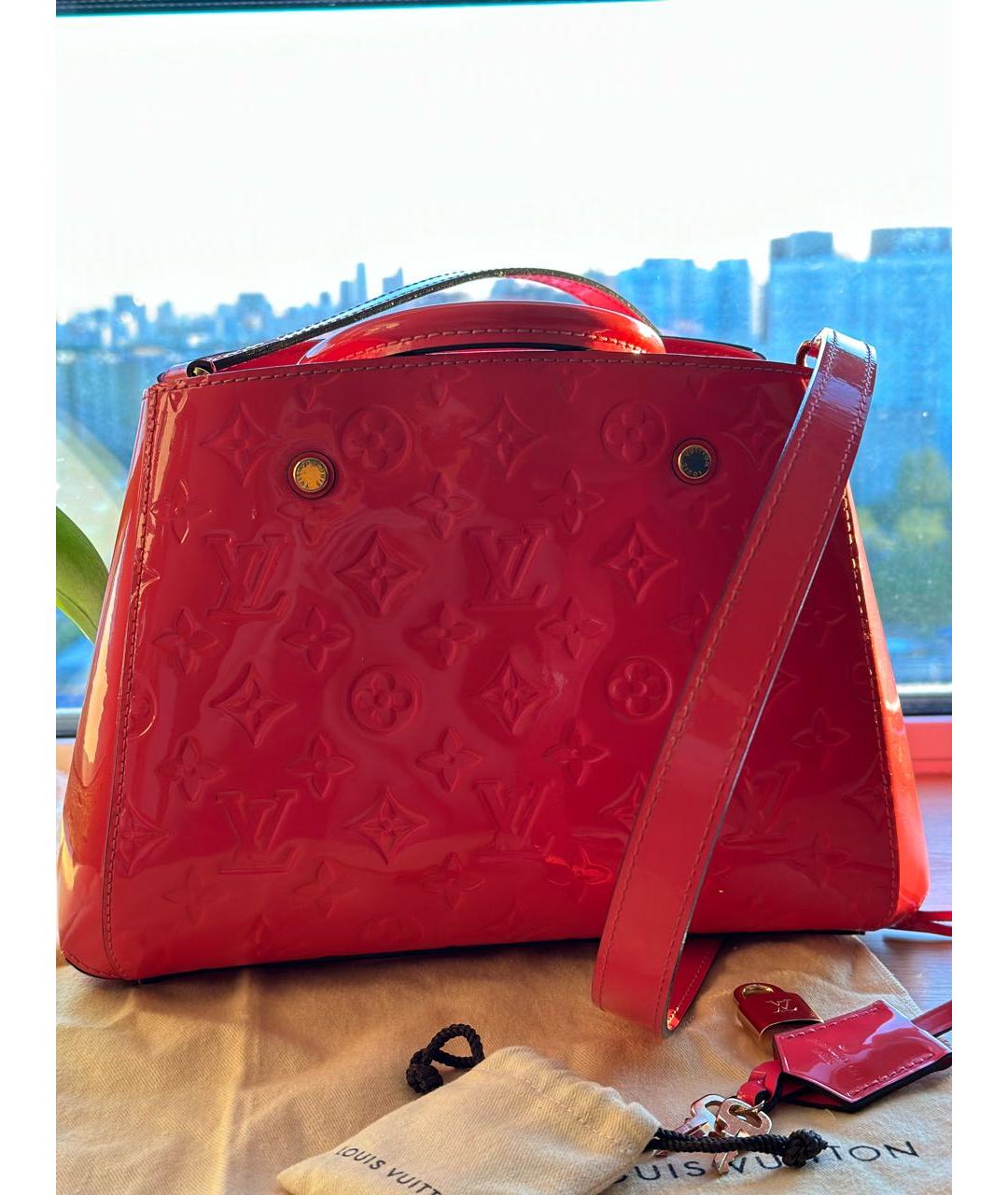 LOUIS VUITTON Коралловая сумка с короткими ручками из лакированной кожи, фото 3