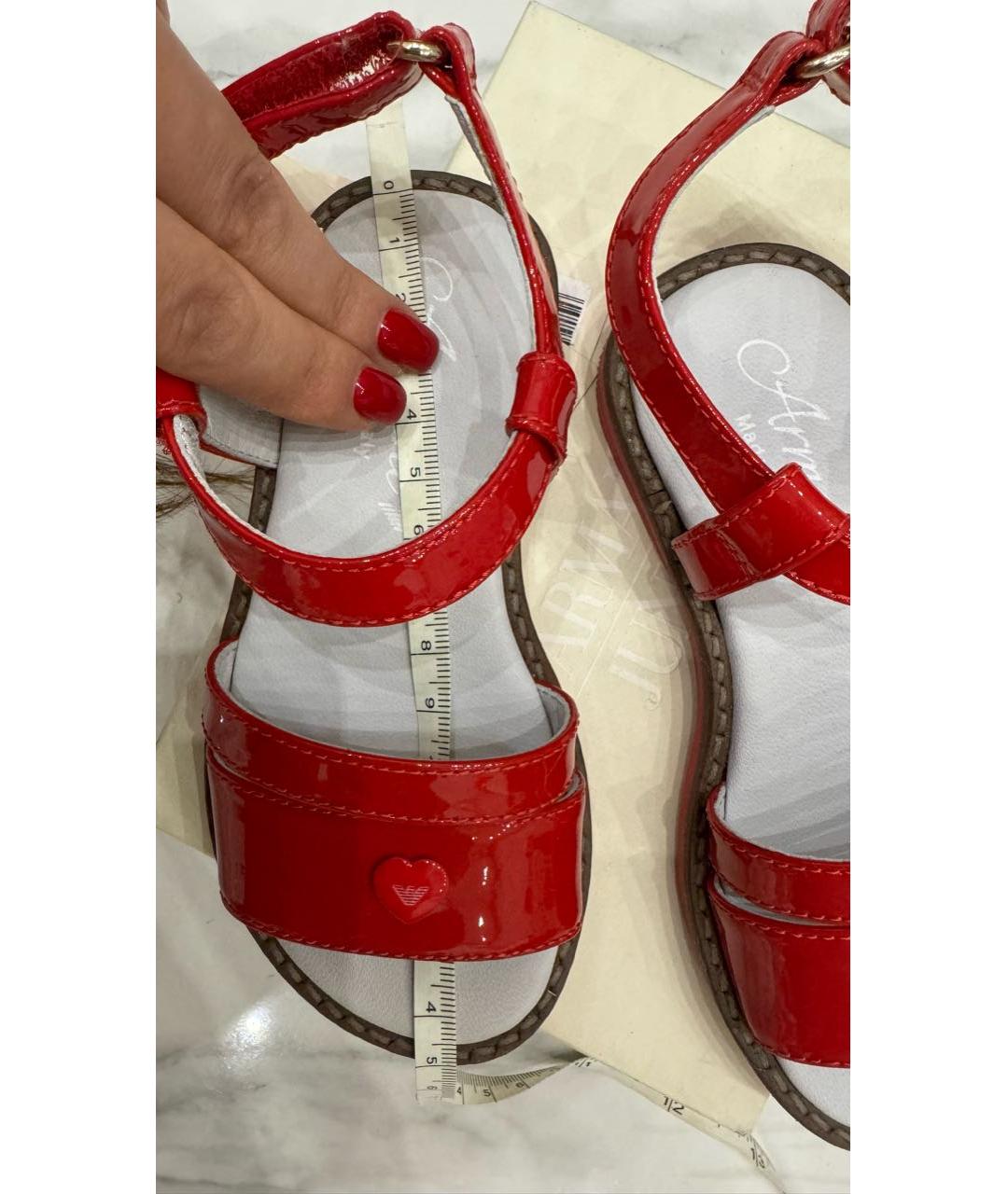 ARMANI JUNIOR Красные сандалии и шлепанцы из лакированной кожи, фото 6