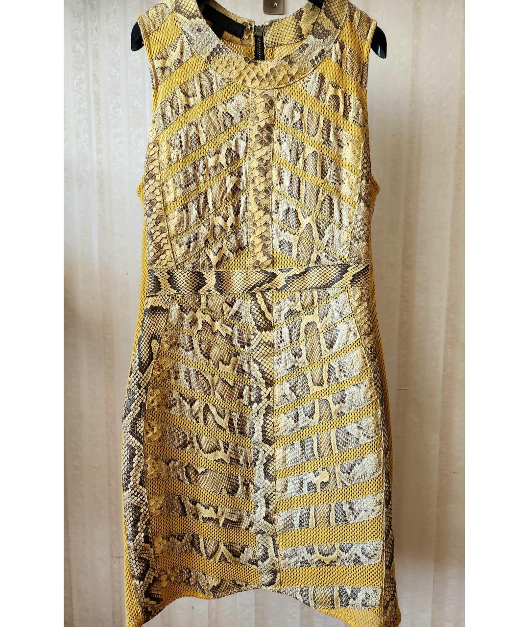 BURBERRY Горчичное коктейльное платье из экзотической кожи, фото 5
