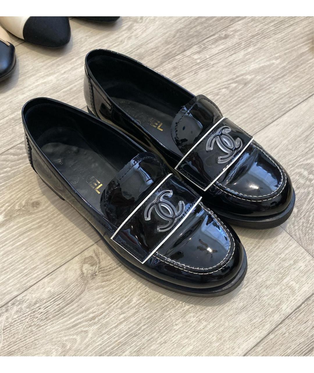 CHANEL Черные лоферы из лакированной кожи, фото 2