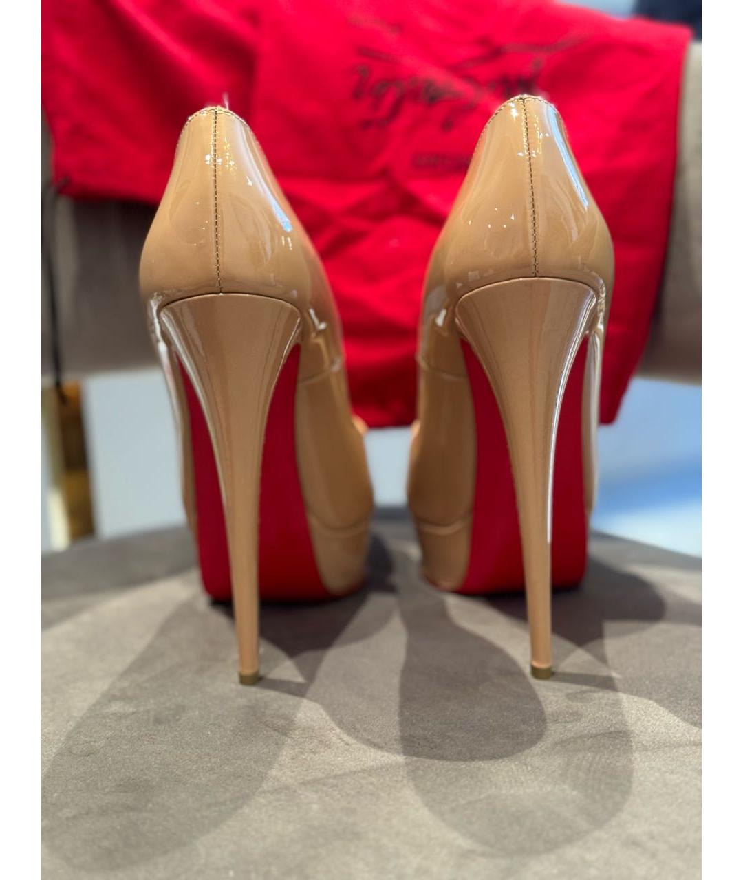 CHRISTIAN LOUBOUTIN Бежевые туфли из лакированной кожи, фото 2