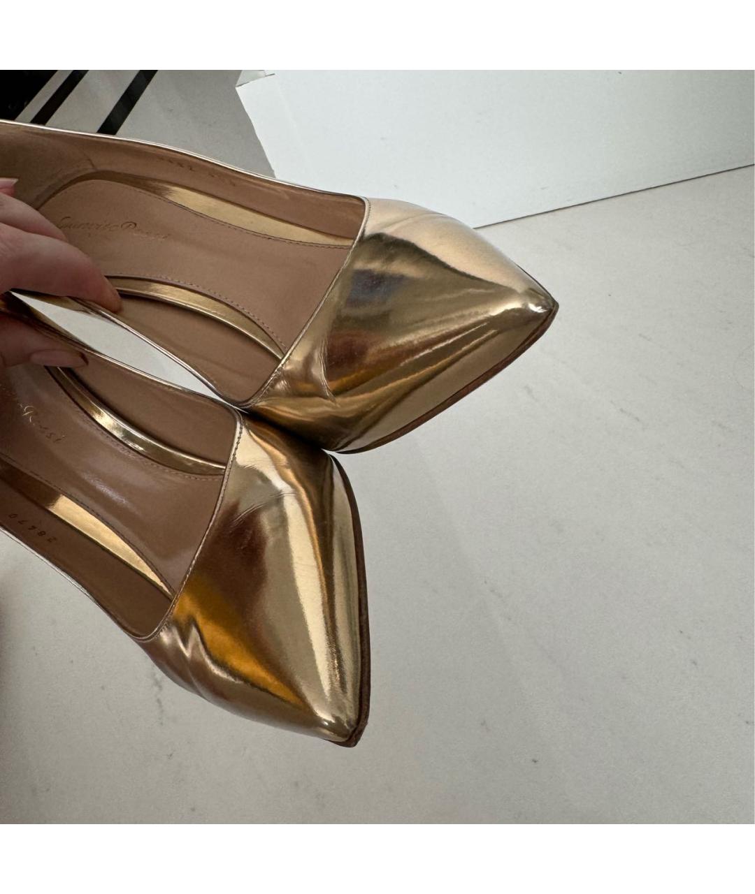 GIANVITO ROSSI Золотые туфли из лакированной кожи, фото 6